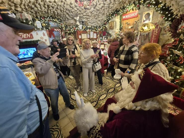 מבקרים בבית של סנטה הירושלמי 