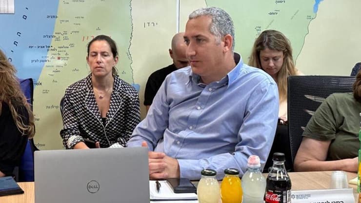 יהודה סטון בחדר המצב של הסוכנות היהודית מכנס שולחן חירום מייד עם פרוץ המלחמה (הסוכנות היהודית) יהודה סטון בחדר המצב של הסוכנות היהודית מכנס שולחן חירום מייד עם פרוץ המלחמה