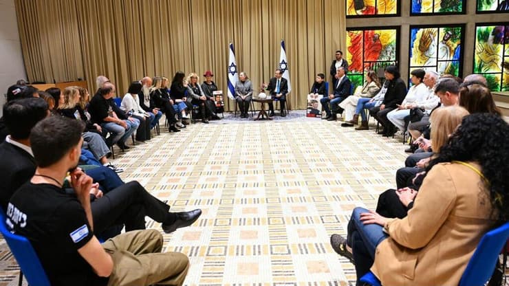 נשיא המדינה יצחק הרצוג מדליק נר שני של חג החנוכה יחד עם משפחות החטופים בבית הנשיא