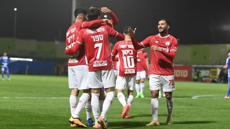 ספר חוגג עם החברים