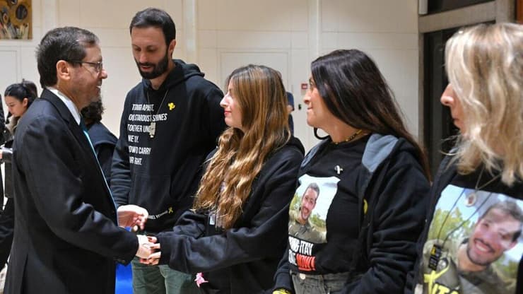 נשיא המדינה יצחק הרצוג מדליק נר שני של חג החנוכה יחד עם משפחות החטופים בבית הנשיא