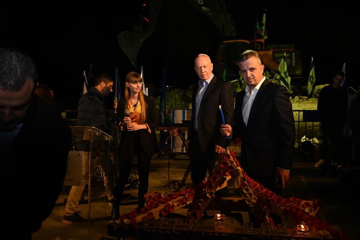 יואב גלנט וכרמל שאמה הכהן מדליקים נר ראשון של חנוכה על הריסות בית הספר ״רמת אפעל״