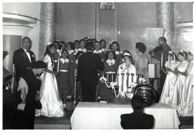 מקהלת ילדים שרה שירי חנוכה באירוע של הקהילה היהודית באיראן (צילום: ארכיון ארגון אליאנס "כל ישראל חברים") מקהלת ילדים שרה שירי חנוכה באירוע של הקהילה היהודית באיראן