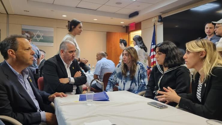 מנכ״ל הסוכנות היהודית יהודה סטון ויו״ר חבר הנאמנים מארק וילף עם שליחים המשרתים בקמפוסים בארה״ב. "ב-7/10 נפתחה מלחמה גם על העם היהודי" (הסוכנות היהודית) מנכ״ל הסוכנות היהודית יהודה סטון ויו״ר חבר הנאמנים מארק וילף עם שליחים המשרתים בקמפוסים בארה״ב