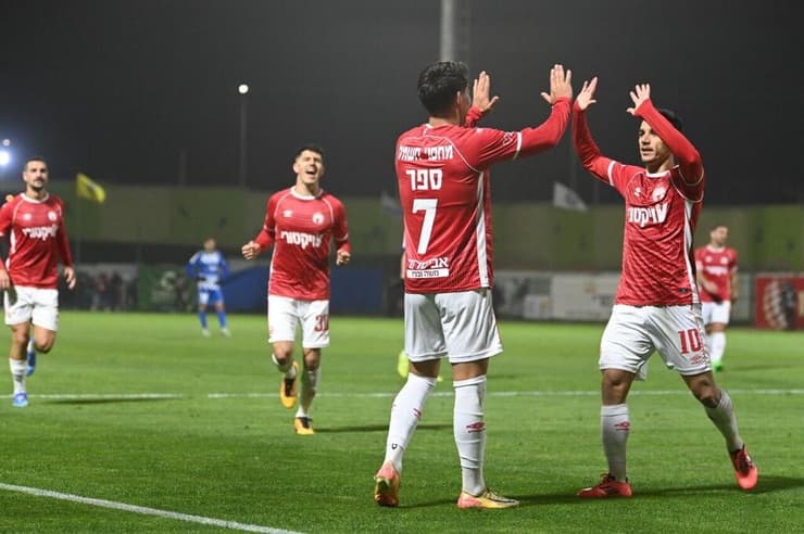 שחקני הפועל באר-שבע (צילום: הרצל יוסף) ספר חוגג עם דן ביטון