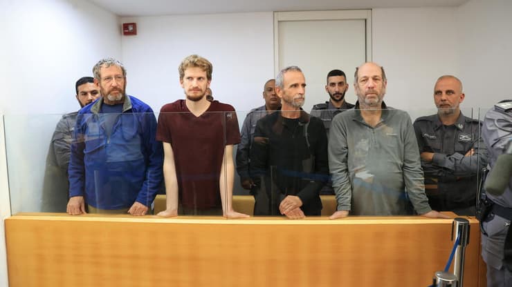 ארבעת הנאשמים בבית המשפט (צילום: אלעד גרשגורן) הארכת מעצרם של החשודים בזריקת הנורים על בית נתניהו בקיסריה