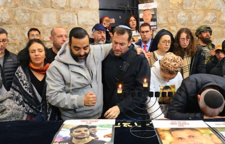 משפחות חטופים מדליקות נרות חנוכה בקבר יוסף