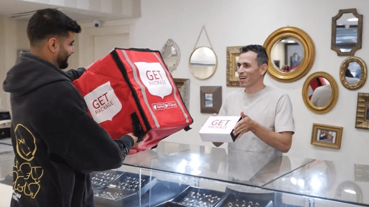 "משלוחים מהירים פותרים הרבה בעיות בחיים" (צילום: ירון שרון) משלוח מהיר של GetPackage לחנות התכשיטים של רמי גיספן