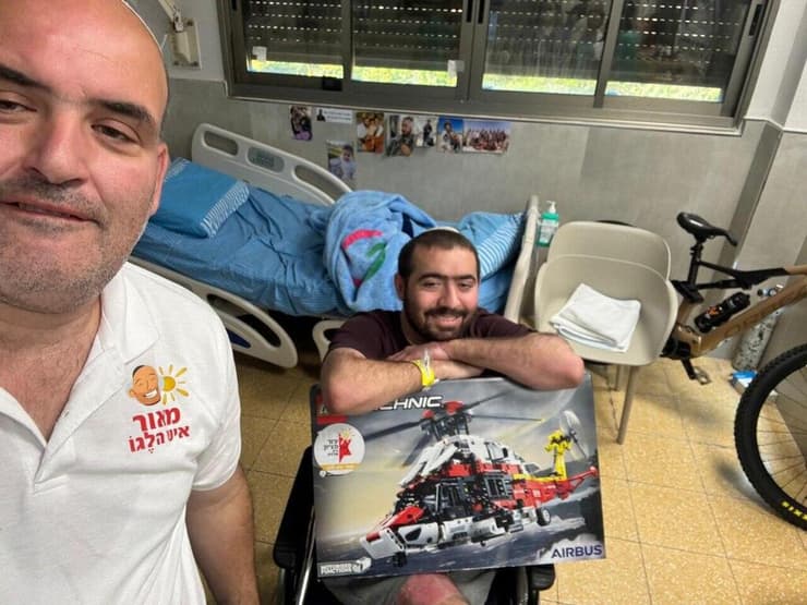 מאור עם פצוע צה"ל במחלקת השיקום. "יש פצועים שמרכיבים את הלגו בשתיים בלילה"   