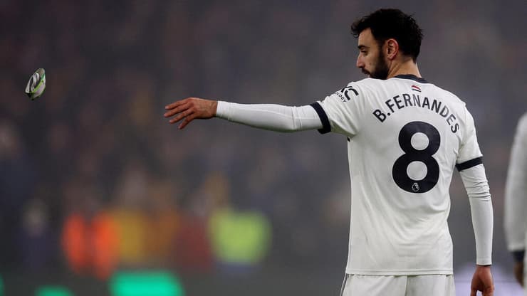 ברונו פרננדש מוסר את סרט הקפטן לאחר ההרחקה