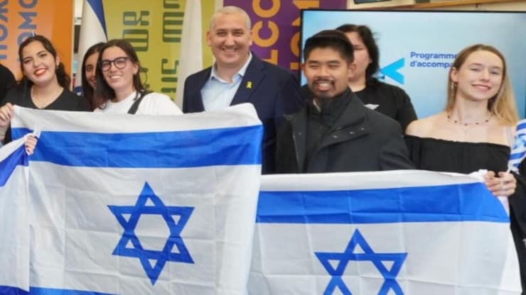 מנכ״ל הסוכנות היהודית יהודה סטון מקבל בנתב״ג עולים חדשים מצרפת (הסוכנות היהודית) מנכ״ל הסוכנות היהודית יהודה סטון מקבל בנתב״ג עולים חדשים מצרפת