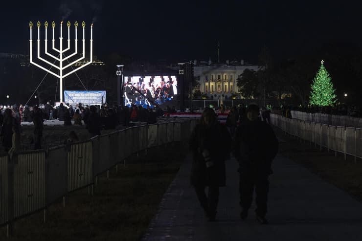 חנוכייה ועץ חג המולד ליד הבית הלבן בוושינגטון
