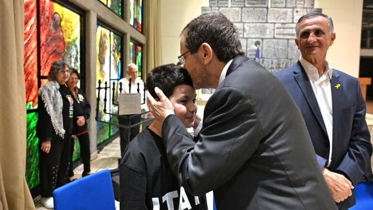 נשיא המדינה יצחק הרצוג מדליק נר שני של חג החנוכה יחד עם משפחות החטופים בבית הנשיא