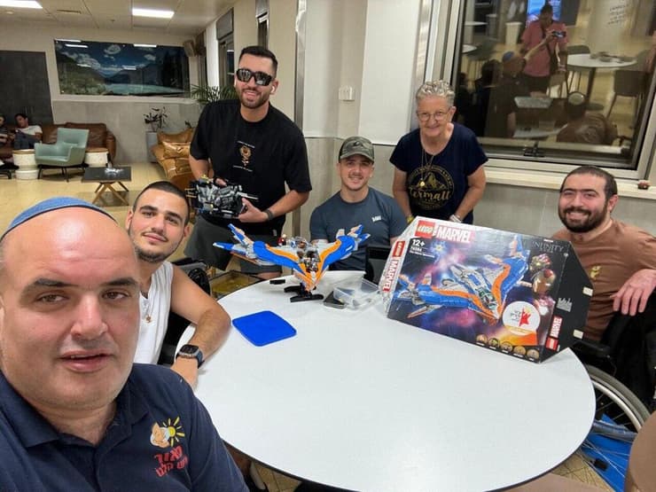 מאור כהן (משמאל) עם פצועי צה"ל במחלקת השיקום. "לגו הוא יותר ממשחק, הוא סוג של תרופה"   