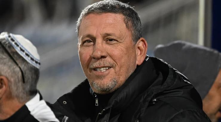 ניר קלינגר ביציע