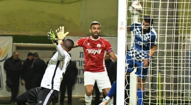 הכדור של טל כחילה. עבר את הקו?