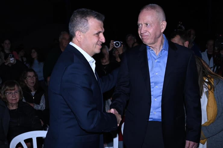 יואב גלנט וכרמל שאמה הכהן מדליקים נר ראשון של חנוכה על הריסות בית הספר ״רמת אפעל״