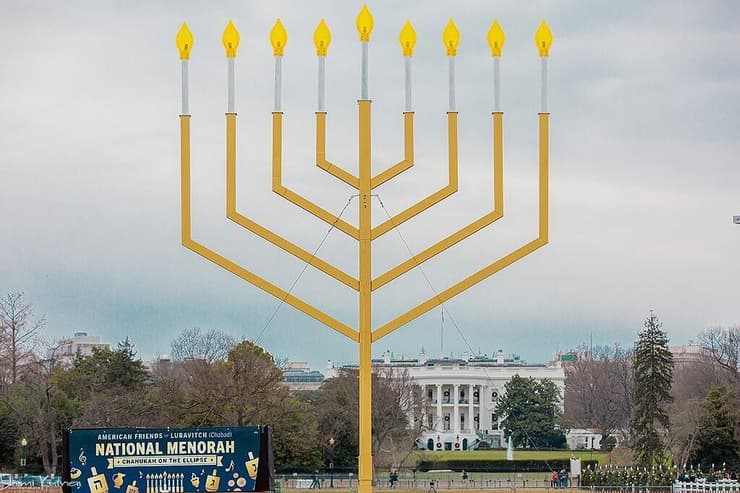 החנוכייה שליד הבית הלבן באור יום
