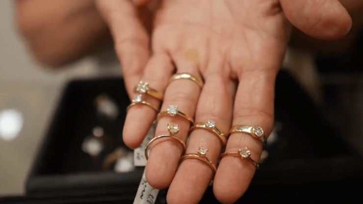 "מתאימים את המוצר למה שהלקוח דמיין" (צילום: ירון שרון) משלוח מהיר לחנות התכשיטים של רמי גיספן