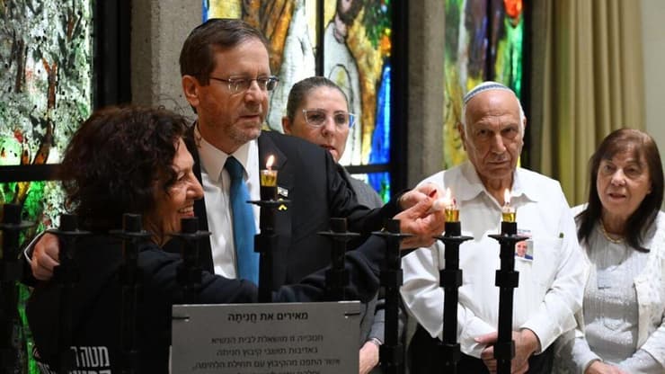 נשיא המדינה יצחק הרצוג מדליק נר שני של חג החנוכה יחד עם משפחות החטופים בבית הנשיא