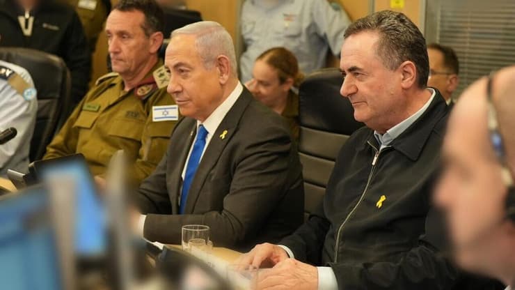 בנימין נתניהו, ישראל כ"ץ, מפקד חיל האוויר והרצי הלוי בבור חיל האוויר במהלך התקיפה בתימן