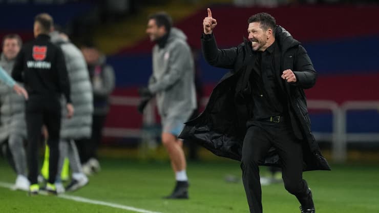 שינה לגמרי את המומנטום. סימאונה חוגג את הניצחון על ברצלונה (צילום: Alex Caparros/Getty Images) סימאונה