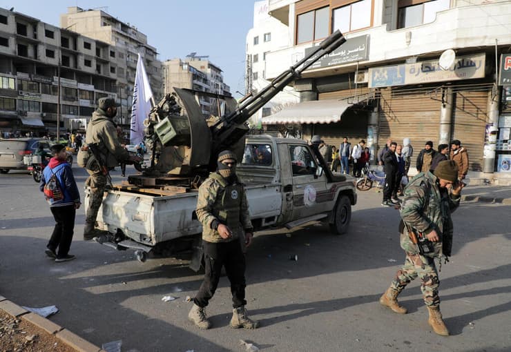 כוחות המשטר החדש בעיר חומס (צילום: REUTERS/Khalil Ashawi) כוחות המשטר החדש ב סוריה בעיר חומס