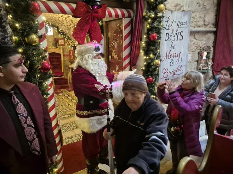 סנטה קלאוס הירושלמי מברך מבקרים בכניסה לביתו