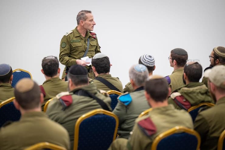 סגן הרמטכ"ל אמיר ברעם ביקר בבסיס חטיבת החשמונאים והדליק נרלחג חנוכה