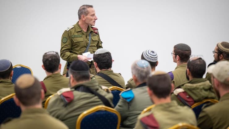 הרמטכ"ל עם לוחמי החטיבה החרדית החדשה. "אין סתירה בין יהדות אדוקה וחרדית ללוחמה" (צילום: דובר צה"ל) סגן הרמטכ"ל אמיר ברעם ביקר בבסיס חטיבת החשמונאים והדליק נרלחג חנוכה