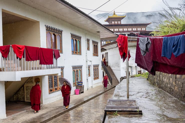 בגדי הנזירים תלויים לייבוש (צילום: טל שחר) המסע לבהוטן