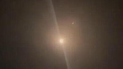 יציאת מיירט מערכת הגנה אווירית THAAD לטיל הבליסטי ששוגר מתימן