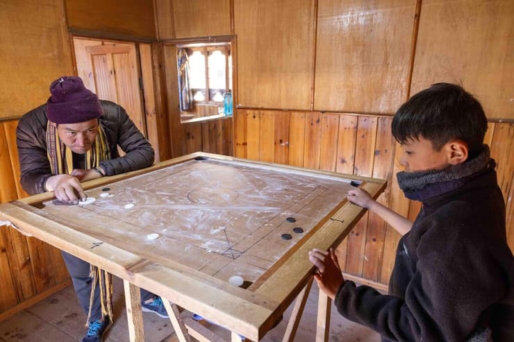 הגרסה המקומית לביליארד (צילום: טל שחר) הגרסה המקומית לביליארד