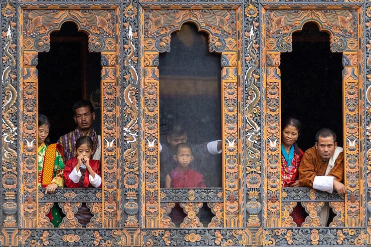 מקומיים צופים בפסטיבל מחלונות המקדש (צילום: טל שחר) מקומיים צופים בפסטיבל מחלונות המקדש