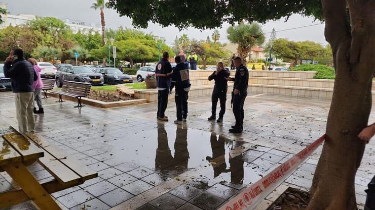 הזירה בהרצליה (צילום: דוברות המשטרה) זירת הפיגוע בהרצליה