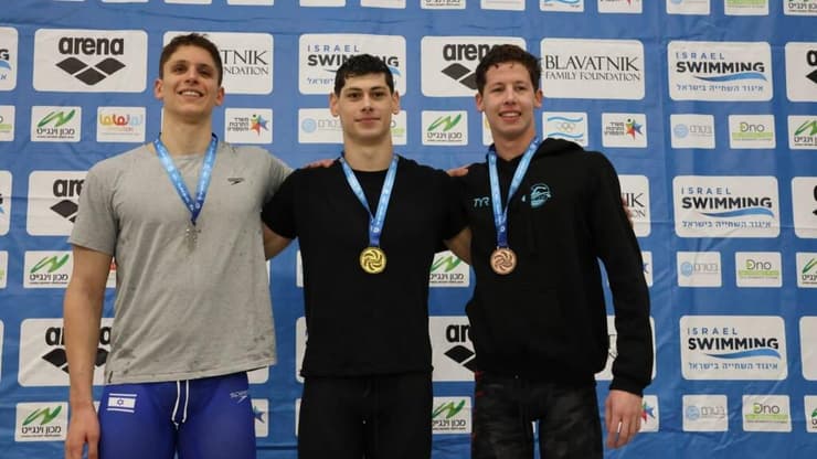 קריצ'בסקי על הפודיום עם איתן בן שטרית ויואב רומנו (צילום: ארז ארטנשטיין, איגוד השחייה) קריצ'בסקי על הפודיום עם איתן בן שטרית ויואב רומנו