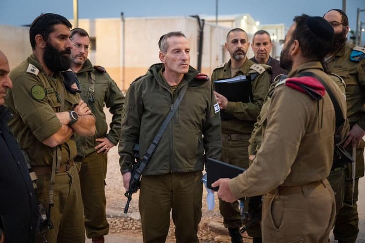 "נשמור על אורח החיים החרדי שלהם. הם יתגייסו חרדים ויצאו חרדים" (צילום: דובר צה"ל) סגן הרמטכ"ל אמיר ברעם ביקר בבסיס חטיבת החשמונאים והדליק נרלחג חנוכה