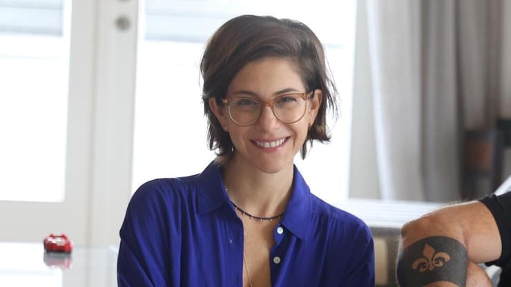 דפנה לוסטיג ובן זוגה - ליד ספת הפסים שלהם. עיצוב: אלברט אסקולה