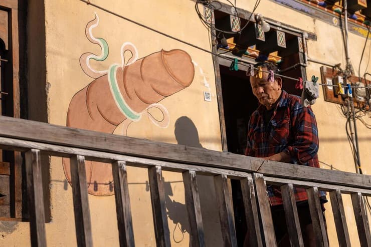 בית מקומי עם ציורים אופיניים (צילום: טל שחר) בית מקו