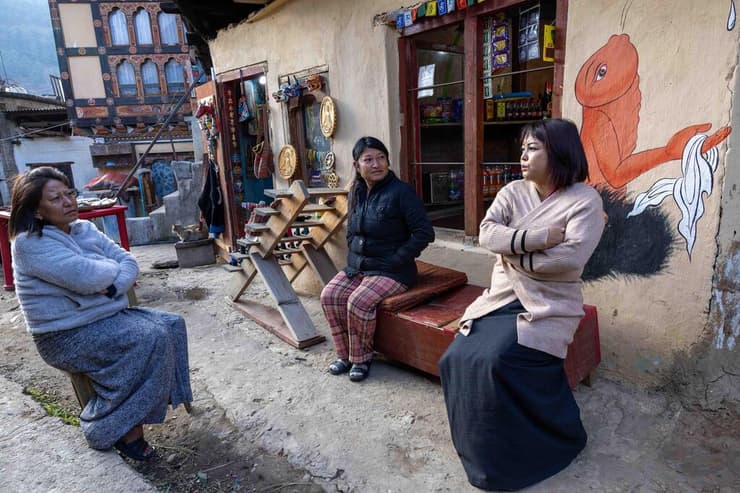 נשים מקומיות בכפר (צילום: טל שחר) נשים מקומיות בכפר