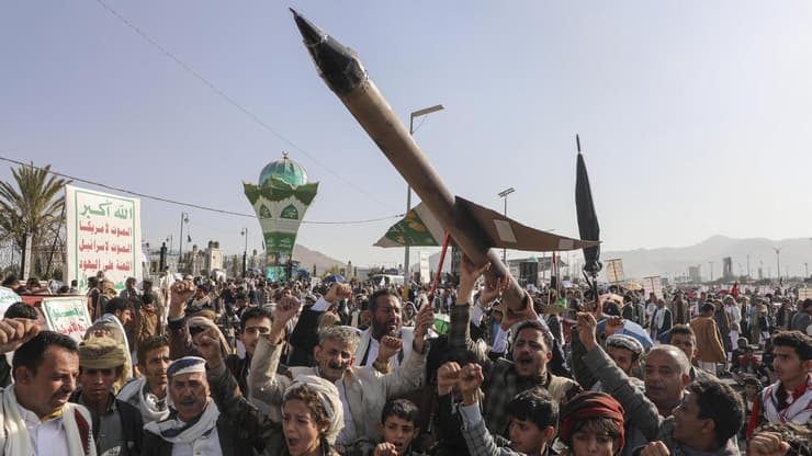 חות'ים במפגן תמיכה בעזה (צילום: AP Photo/Osamah Abdulrahman) חות'ים במפגן תמיכה בעזה ב צנעא תימן 27 בדצמבר