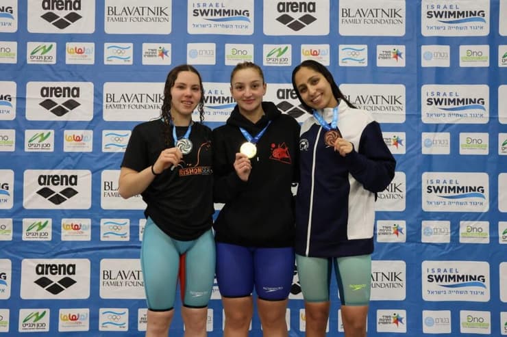 בקי פוזדנר, קרן אייזברוך ואופיר רכאח (צילום: ארז ארטנשטיין, איגוד השחייה) בקי פוזדנר קרן אייזברוך אופיר רכאח