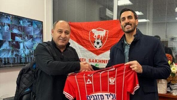 שחקנה החדש של בני סכנין חאתם אלחמיד עם היו"ר מוחמד אבו יונס