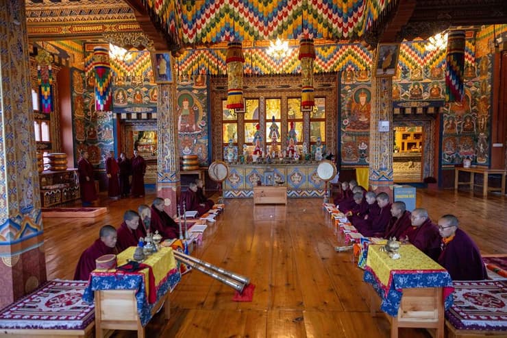 נזירות צעירות בשעת תפילת בוקר (צילום: טל שחר) נזירות צעירות בשעת תפילת בוקר