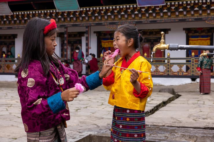 ילדות מקומיות מתענגות על ממתקים בזמן הפסטיבל (צילום: טל שחר) ילדות מקומיות מתענגות על ממתקים בזמן הפסטיבל