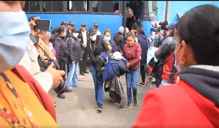 עובדות רווחה מחזיקות נושאות ילדה שחולצה מהכת