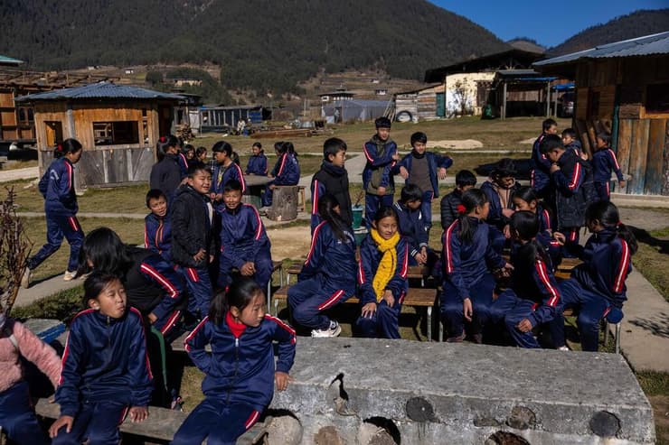 תלמידי בית הספר בזמן הפסקת צהריים בשמש הנעימה (צילום: טל שחר) תלמידי בית הספר בזמן הפסקת צהריים בשמש הנעימה