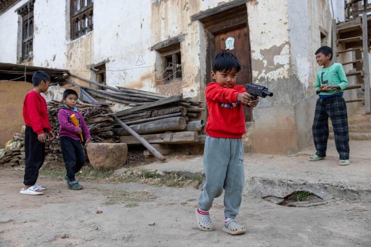 ילדים משחקים עם רובי צעצוע (צילום: טל שחר) ילדים משחקים עם רובי צעצוע