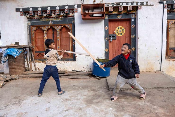 ילדים משתעשעים בכפר עתיק מהמאה ה-17 (צילום: טל שחר) ילדים משתעשעים בכפר עתיק מהמאה ה-17