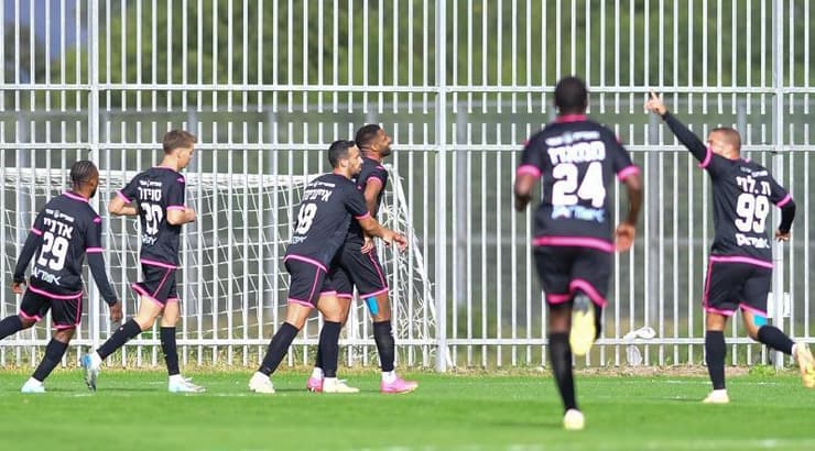 שחקני הפועל חדרה חוגגים (חגי מיכאלי) שחקני הפועל חדרה חוגגים